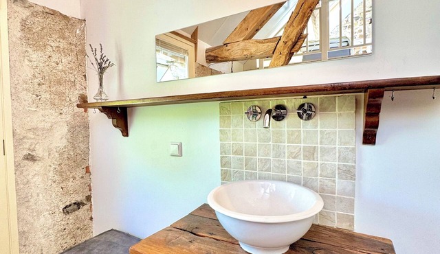 Spacious Burgundy Farmhouse Getaway | Vineyards, Firelight & Family Dinners