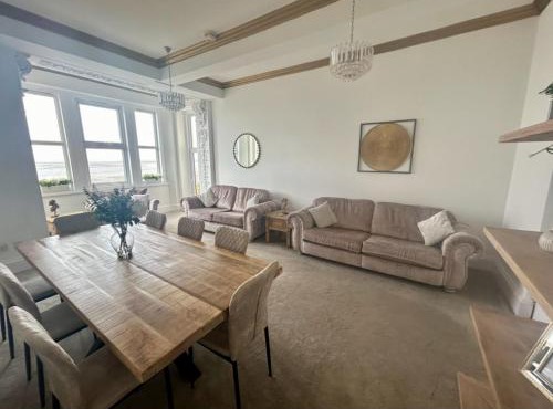 Spacious Burnham-on-Sea flat in the town centre with sea views