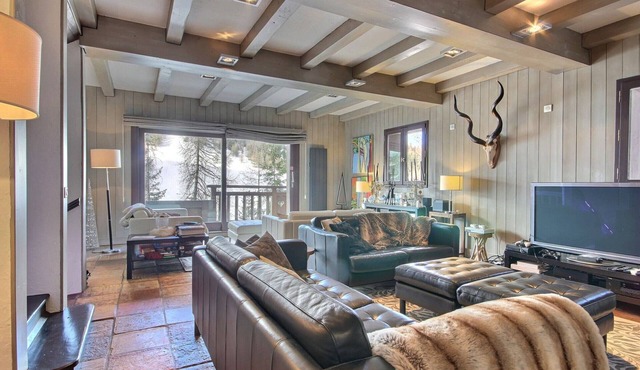 Spacious chalet with terrace and jacuzzi, near slopes for 14 people