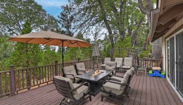 Spacious Cabin, AC, Deck + Fireplace, Games