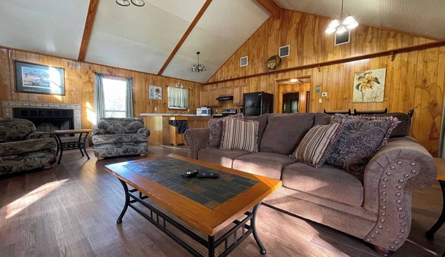 Spacious Cabin for 6 with Full Kitchen, Vaulted Ceilings & Outdoor Gathering Space