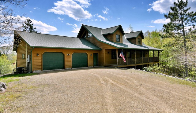 Spacious cabin for any type of get away! Minutes away from dozens of activities!