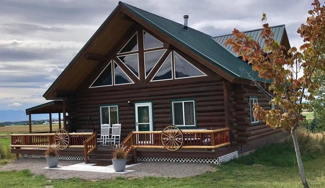 Spacious Cabin fully furnished with beautiful views of the Mission Mountains.