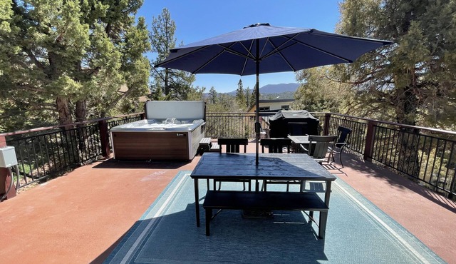 Spacious Cabin: Fun Game Room, 5pm Checkout, Large Kitchen, Views!