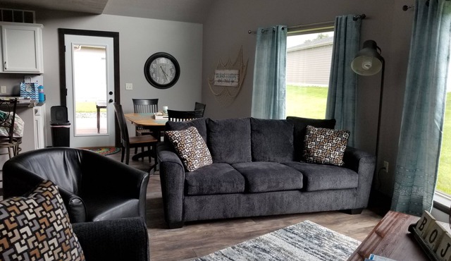 Spacious cabin! Grassy backyard! 3 Brd 2.5 bath Lots of supplies in pantry!