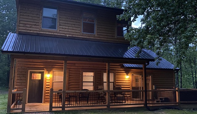 Spacious Cabin in Hocking Hills close to Caves.HotTub,Grill & 66 Acres of Hiking