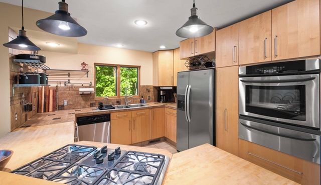 Spacious Cabin in the Woods near Breweries and Wineries