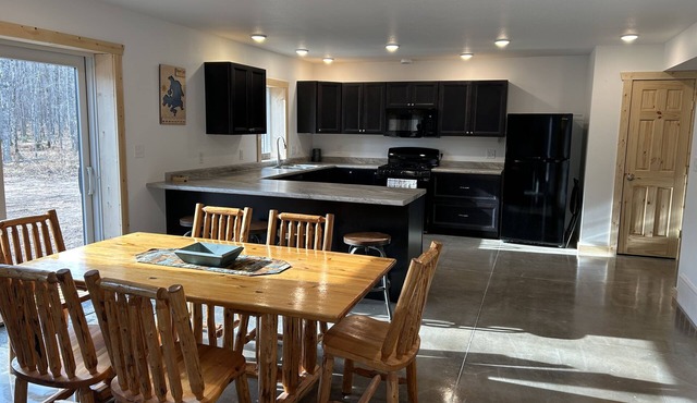 Spacious cabin minutes from recreational trails & Round Lake