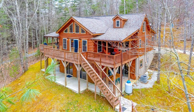 Spacious cabin near lake & boat ramp with firepit, foosball, bar, decks & WiFi