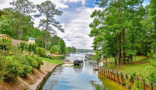 Spacious Cabin on Lake Martin!