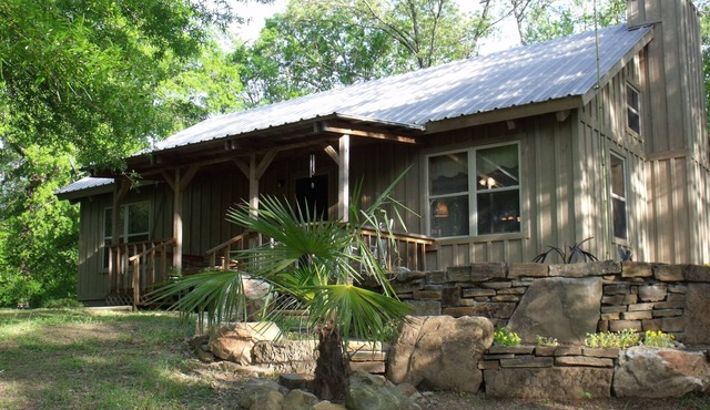 Spacious Cabin on 18 beautiful acres 20min from downtown. Spa services available