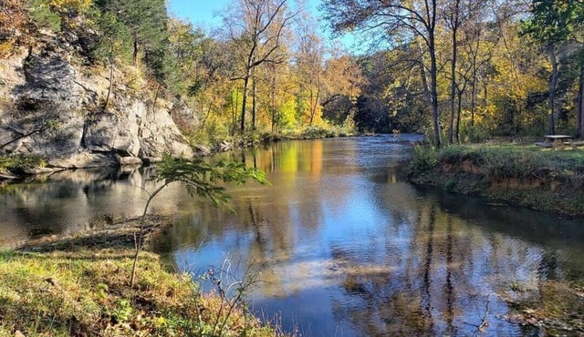 Spacious Cabin on Cedar Creek, Shenandoah's hidden getaway!