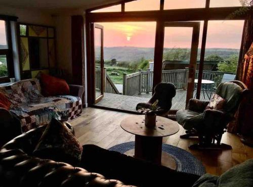 Spacious cabin on isolated farm with sea view