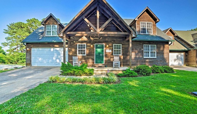Spacious Cabin on Kentucky Lake w/ Large Deck!
