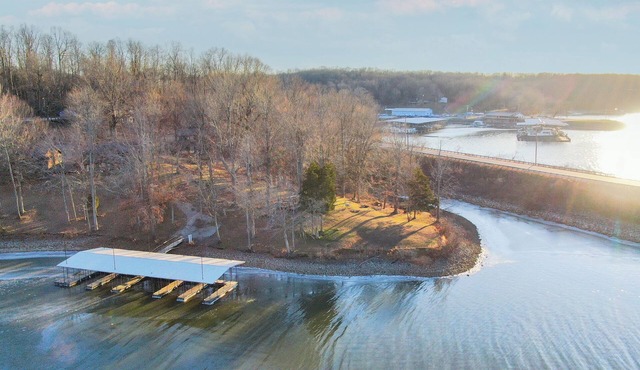 Spacious Cabin on Lake Barkley