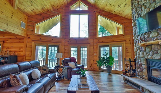 Spacious Cabin on Private Lake w/kayaks, Luxury Amenities