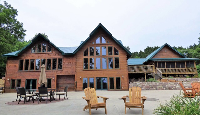 Spacious Cabin on the Wisconsin River!