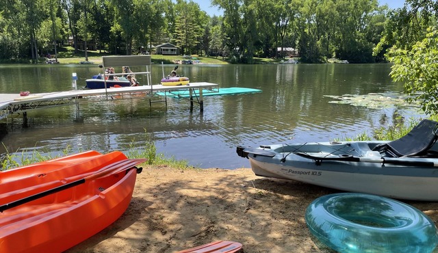 Spacious cabin on tranquil lake with kayaking, fishing. Arcade games, pool table