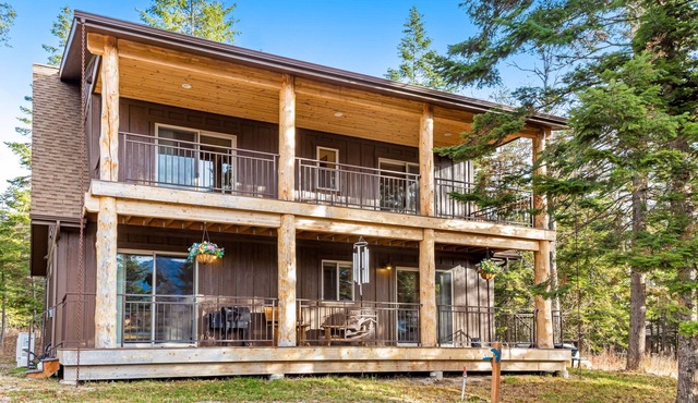 Spacious cabin overlooking Swan Lake with 2-story deck, fireplace & firepit
