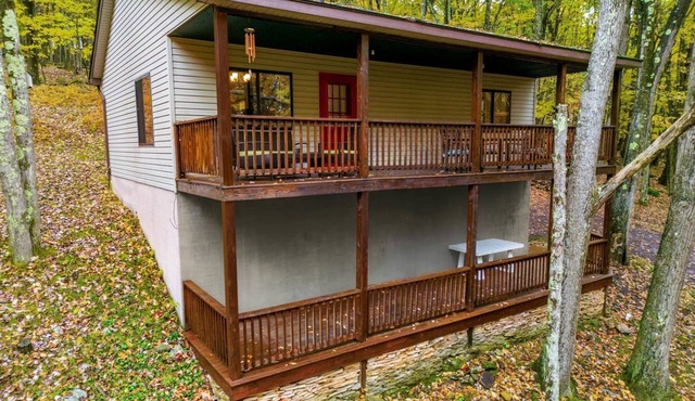Spacious Cabin Retreat with Hot Tub, Deck, Resort Amenities in Terra Alta, WV
