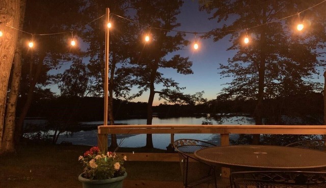 Spacious cabin right on the lake, perfect for your next family vacation!