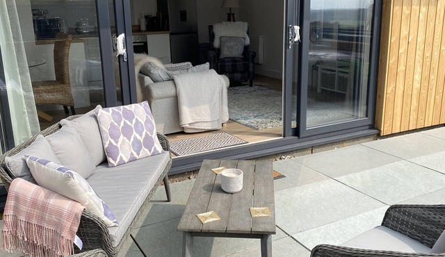 Spacious Cabin Sea/Downs views/patio 10min walk to Beach/Train St