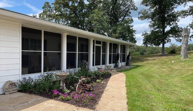 Spacious Cabin Retreat - Sleeps 12 -1hr from STL