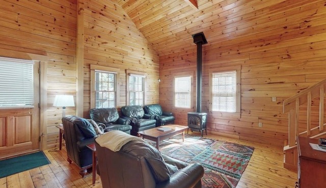 Spacious cabin w/full kitchen & fireplace -Enjoy a no WiFi Unplugged Experience