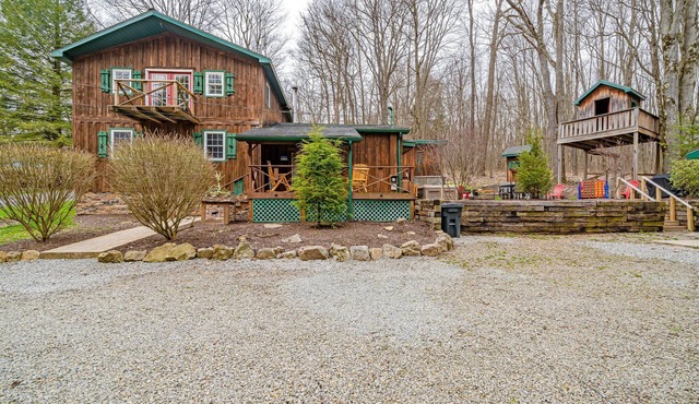 Spacious Cabin w/Hot Tub 3Bed, 2 bath