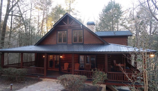 Spacious cabin w/Hot Tub , 10 minutes from downtown Blue Ridge.