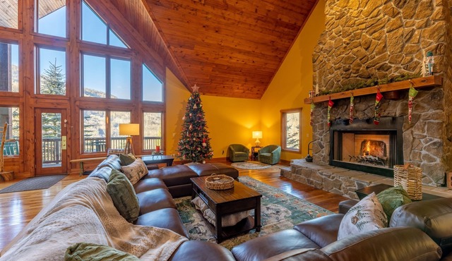 Spacious Cabin w/Hot Tub~2 King beds, fire pit