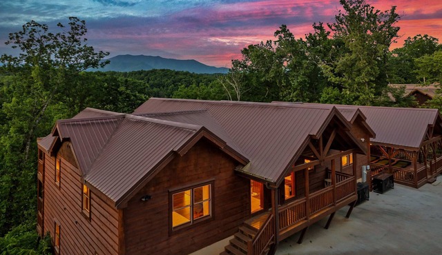 Spacious cabin w/indoor pool, hot tub & theater