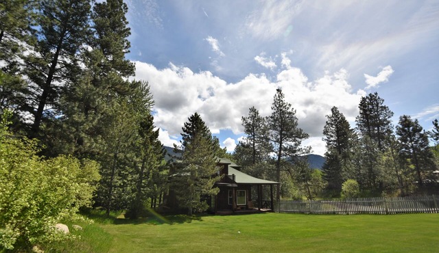 Spacious Cabin W/Lrg Fenced Yard in the Heart of Methow Valley