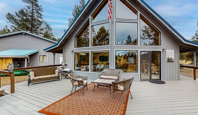 Spacious cabin with bunk house, game room, river view, patio, and fire pit