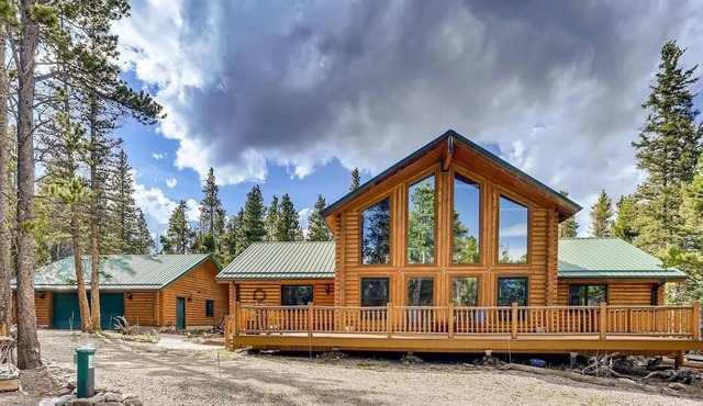 Spacious cabin with hot tub in a nicely treed area, close to many attractions