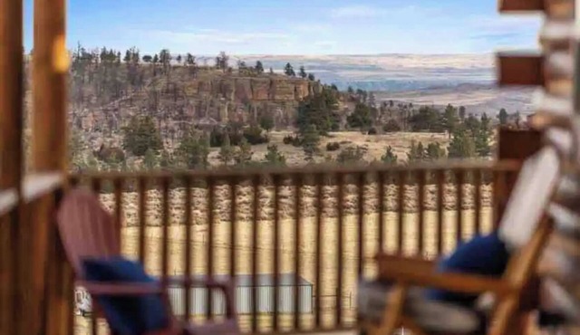 Spacious cabin with incredible views, hot tub, wood fireplace, and Wi-Fi