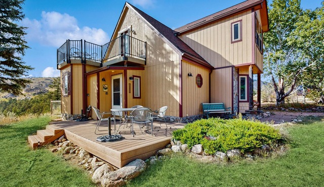 Spacious cabin with stunning views, wifi, fully stocked kitchen & W/D