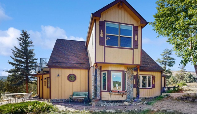 Spacious cabin with stunning views, wifi, fully stocked kitchen & W/D