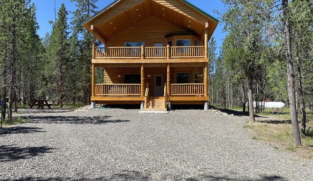Spacious cabin with a hot tub and minutes from the river