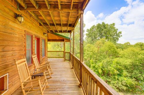 Spacious Cabin with Views, Near Lake Lawtonka!