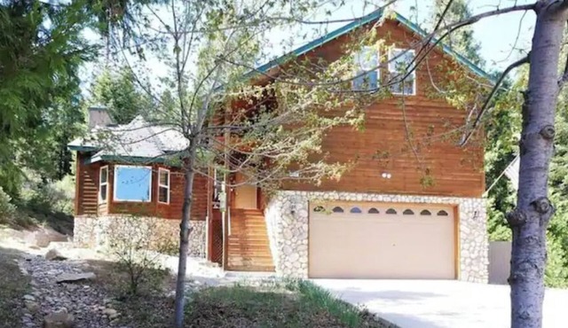 Spacious cabin with game room free WIFI & parking