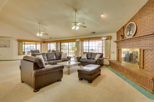 Spacious California Oasis Patio, Fireplace and Pool