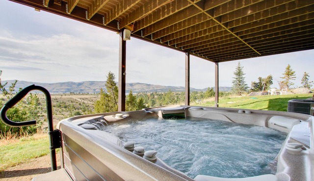 Spacious Canyon Ferry Lake House with Bar & Views!