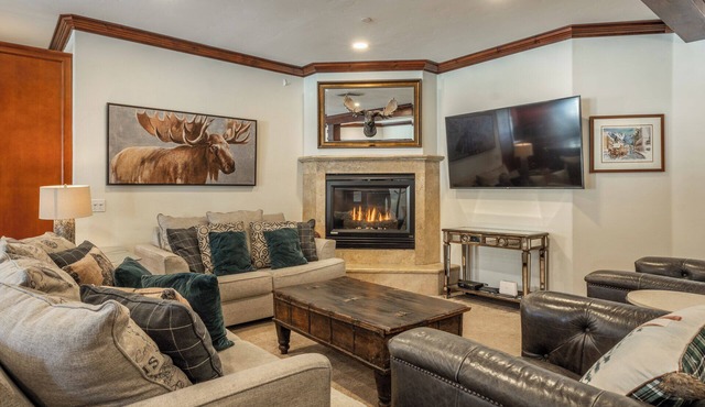 Spacious Canyon Lodge Home | Mammoth Moose w/Hot Tub & Garage