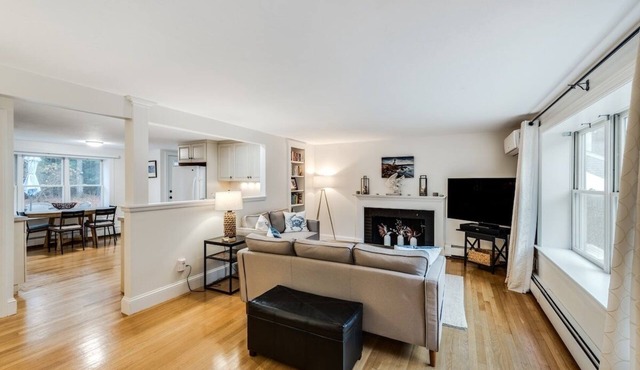 Spacious Cape Cod getaway near iconic Craigville Beach