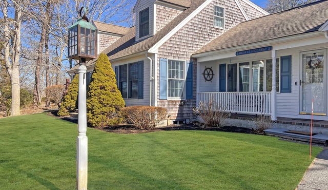 Spacious Cape style home with partial lake views 3 bedroom, 2 bathroom Beach Pass Included