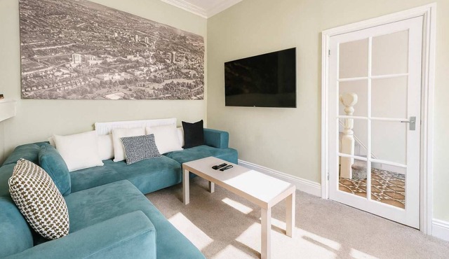 Spacious Cardiff Home for 12 + Parking + Hot Tub