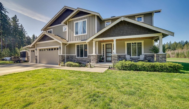 Spacious Carnation Home w/Grill & Large Yard