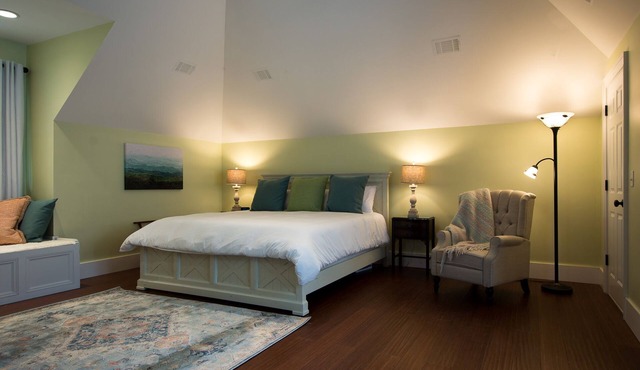 Spacious Carriage House with Pool & King Bed