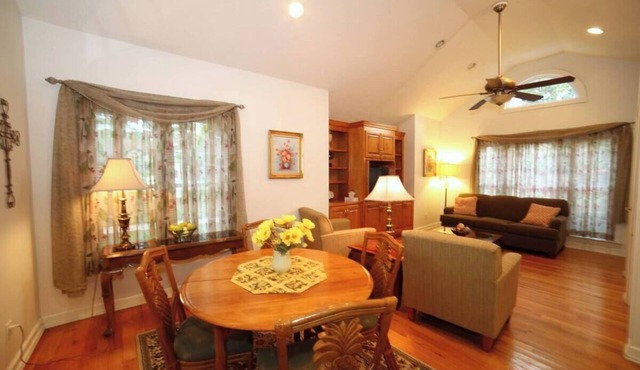 Spacious Carriage House, 2BR, Full Kitchen